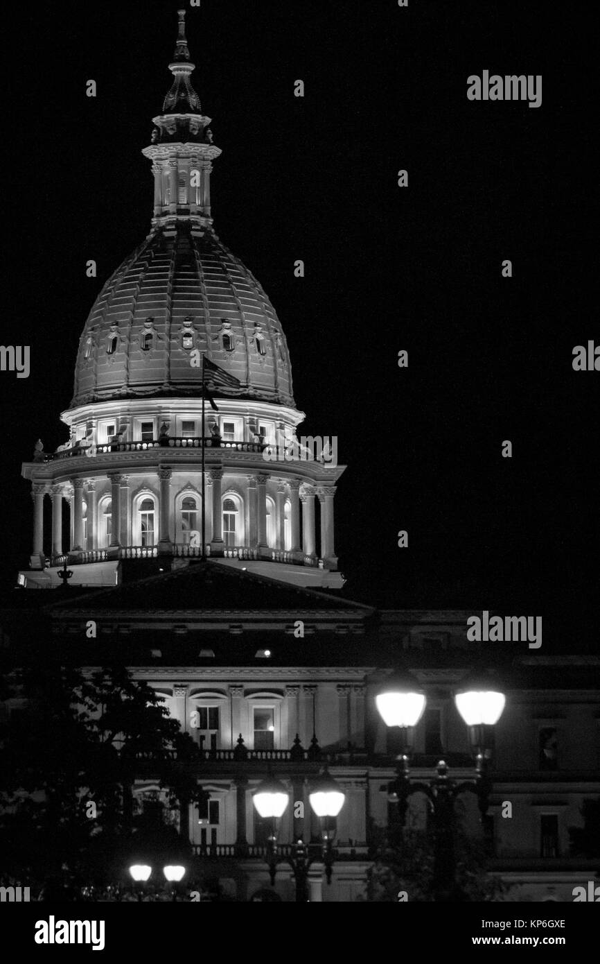 Lansing State Capitol Building in Michigan di notte in bianco e nero Foto Stock