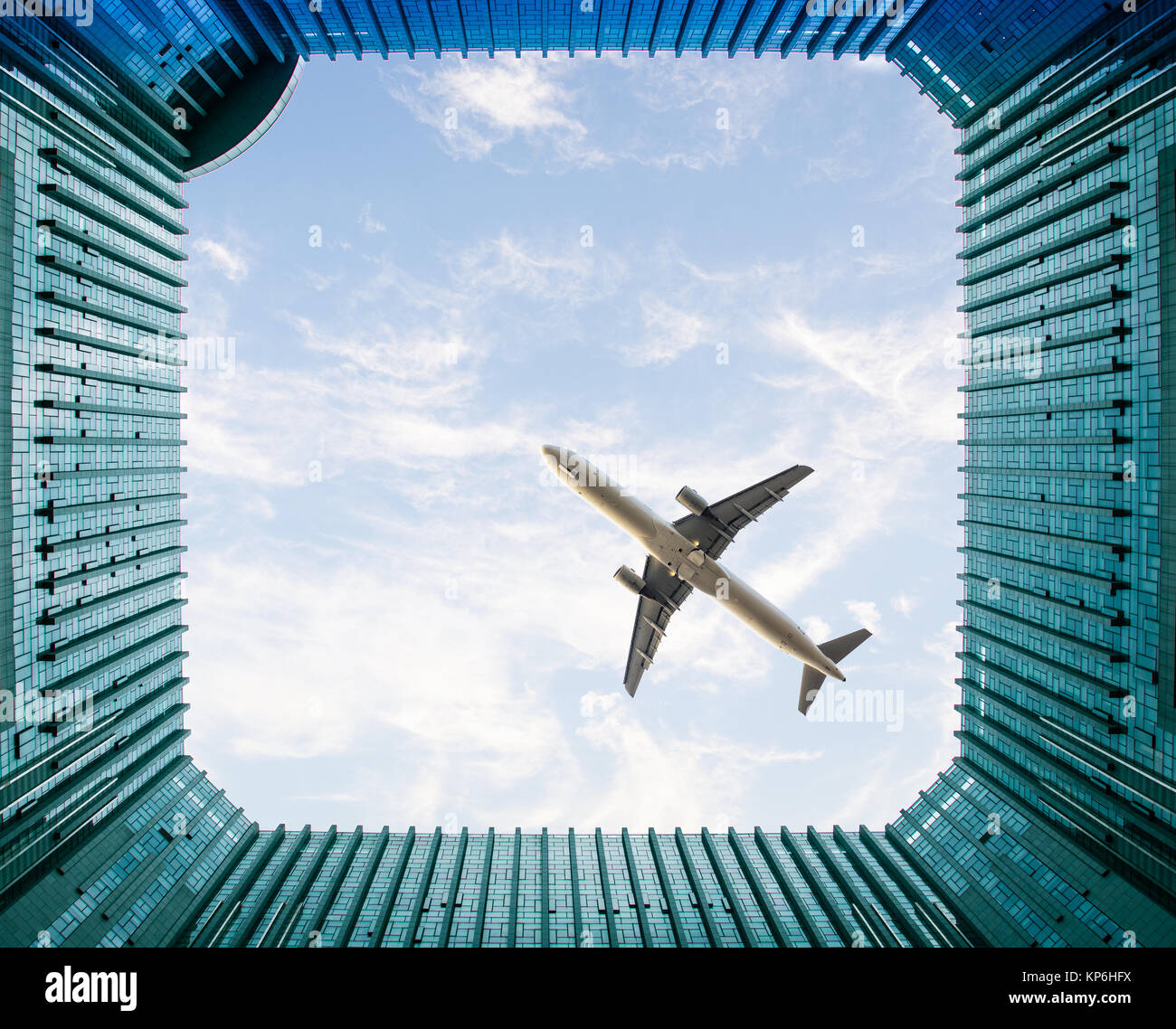 Direttamente sotto al tiro del velivolo in medio degli edifici. Foto Stock