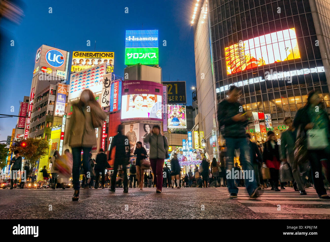 Shibuya Crossing Billboards Tokyo Night Scene Foto Stock