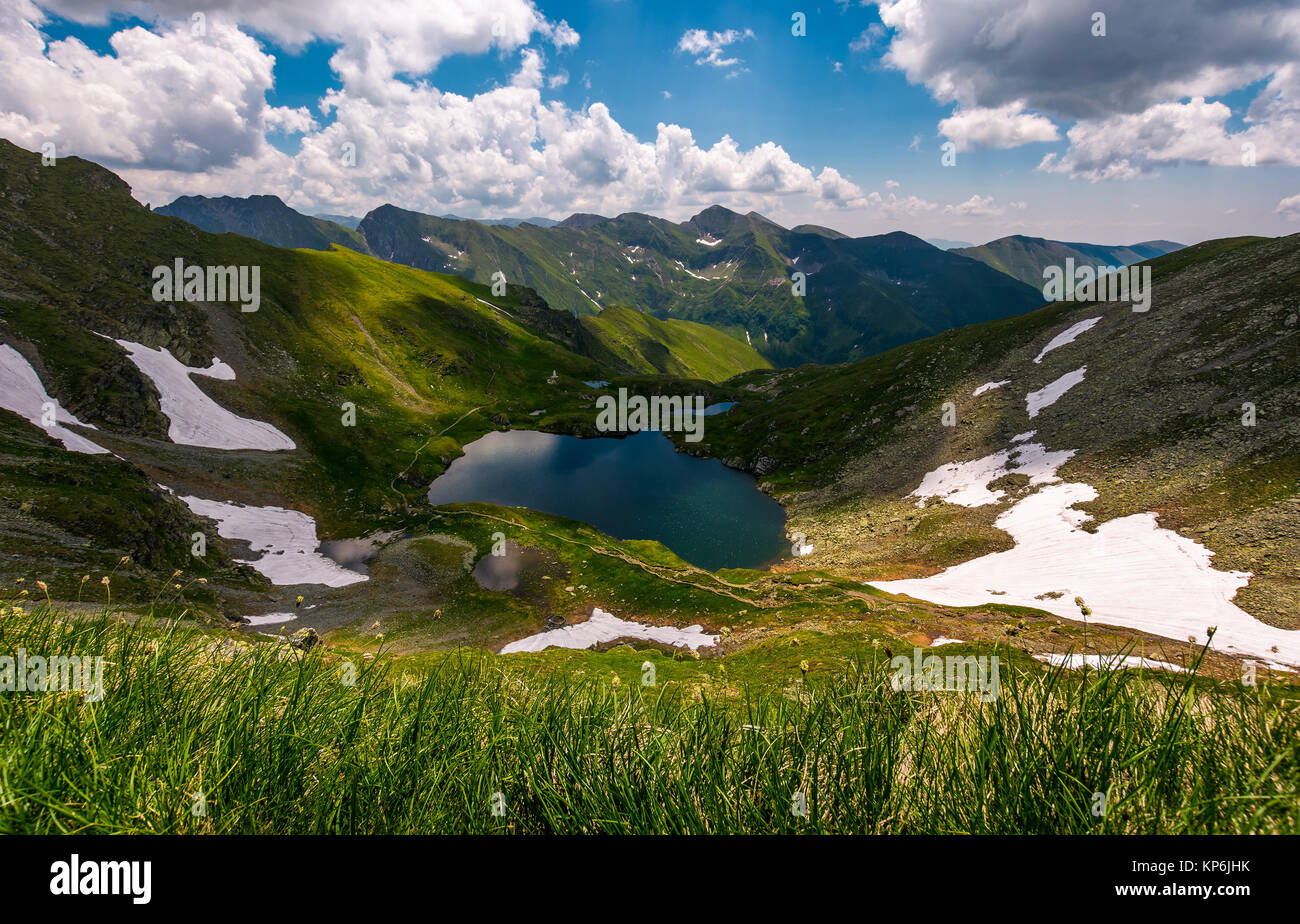 Lago glaciale Capra nei Carpazi Meridionali. bellissimo paesaggio estivo con splendido cielo in montagna Fagaras della Romania Foto Stock