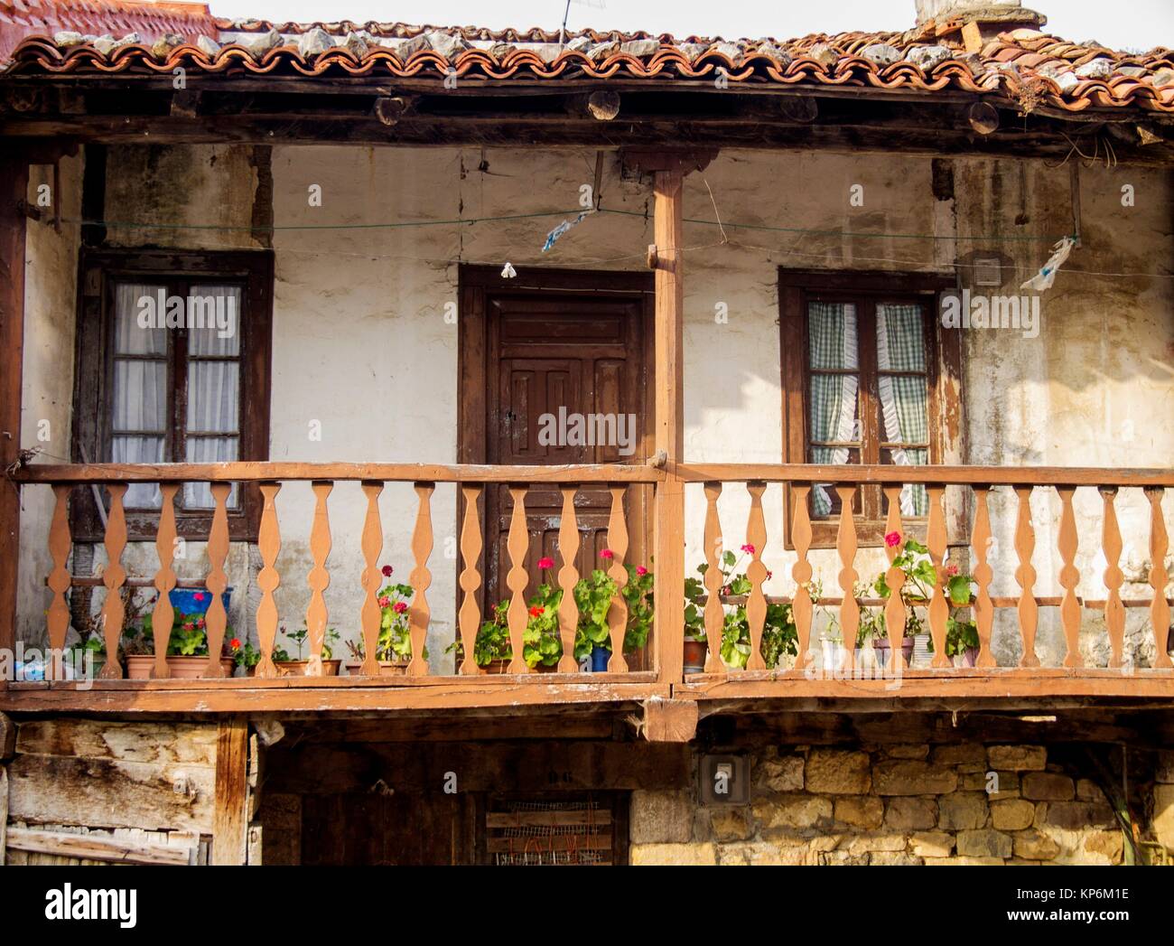 Balconada de madera típica en Tudanca. Cantabria. España. Il conjunto histórico artístico. Foto Stock