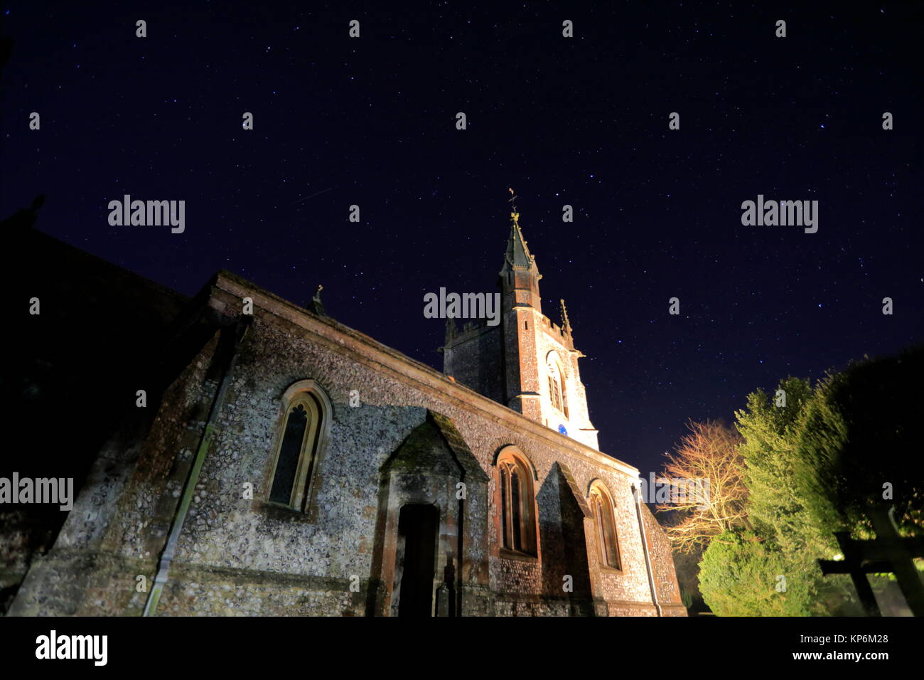La chiesetta di San Leonardo e il cielo di notte in Oakley, Hampshire, Inghilterra. Foto Stock