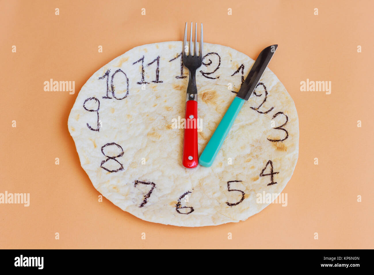Un orologio fatto di piadina segna la pausa pranzo Foto Stock