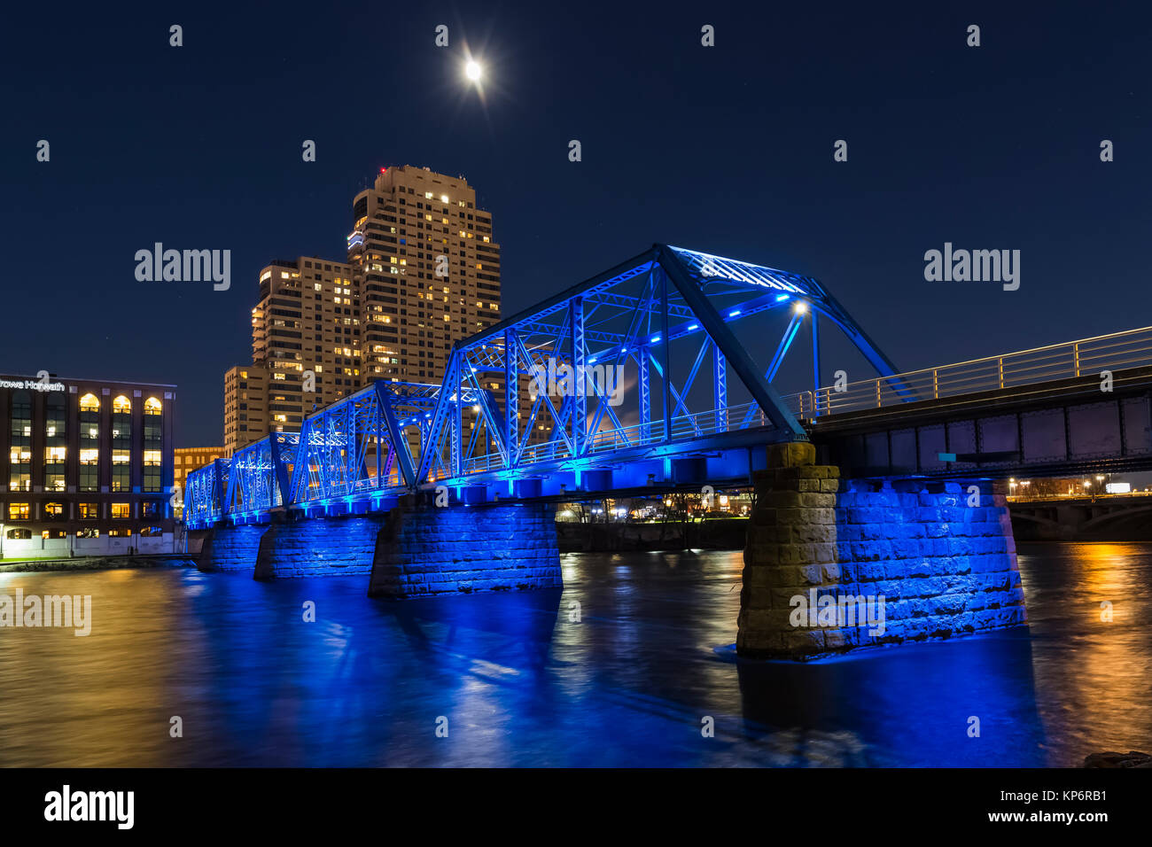 Luna con il ponte blu riflette il gran fiume, visto di notte in Grand Rapids, Michigan, Stati Uniti d'America Foto Stock