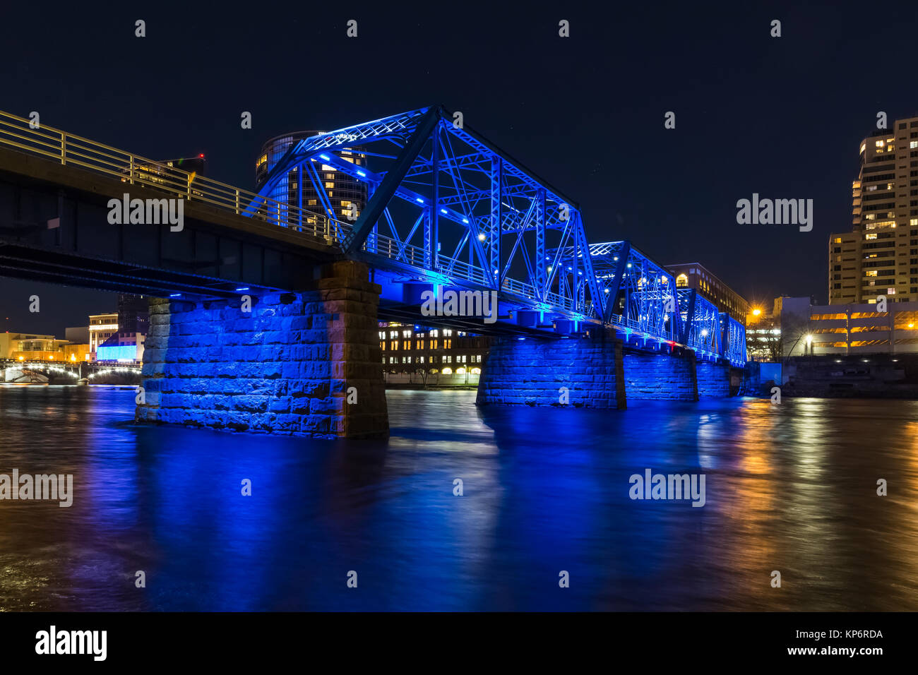 Blue Bridge di notte, riflette il gran fiume in Grand Rapids, Michigan, Stati Uniti d'America Foto Stock