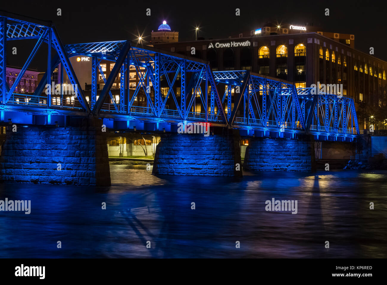 Blue Bridge di notte, riflette il gran fiume in Grand Rapids, Michigan, Stati Uniti d'America Foto Stock