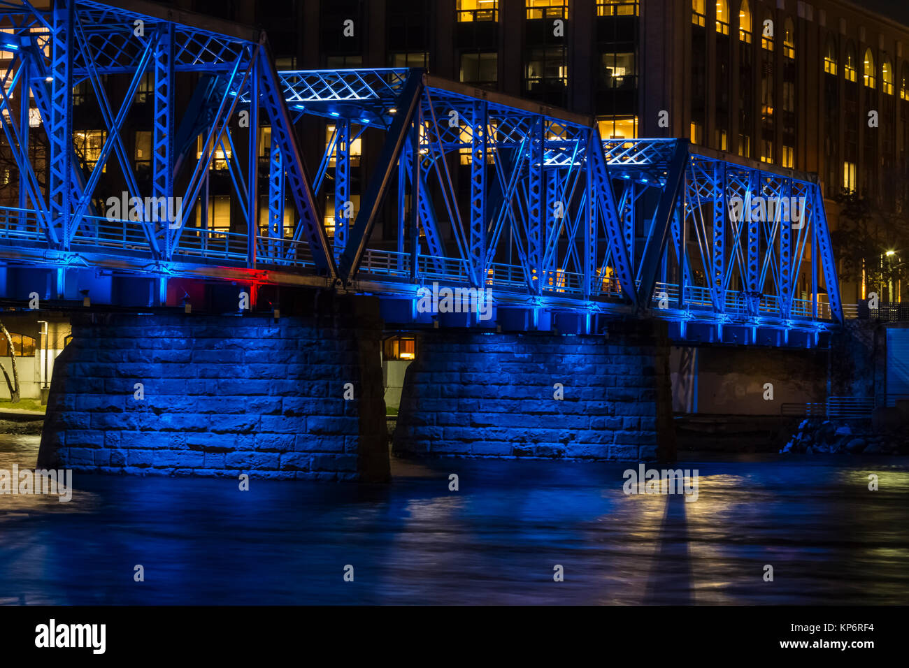 Blue Bridge di notte, riflette il gran fiume in Grand Rapids, Michigan, Stati Uniti d'America Foto Stock