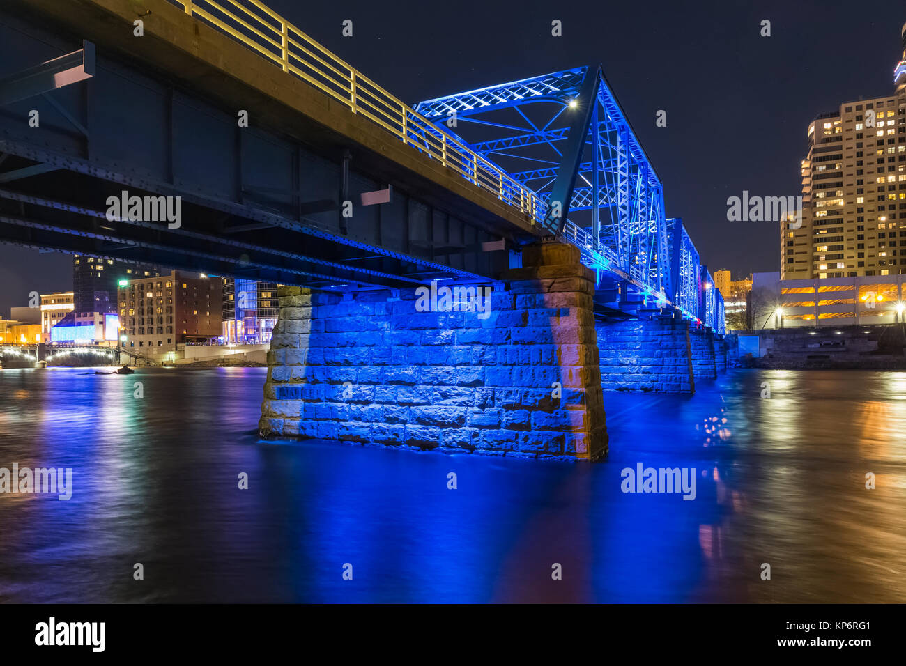 Blue Bridge di notte, riflette il gran fiume in Grand Rapids, Michigan, Stati Uniti d'America Foto Stock