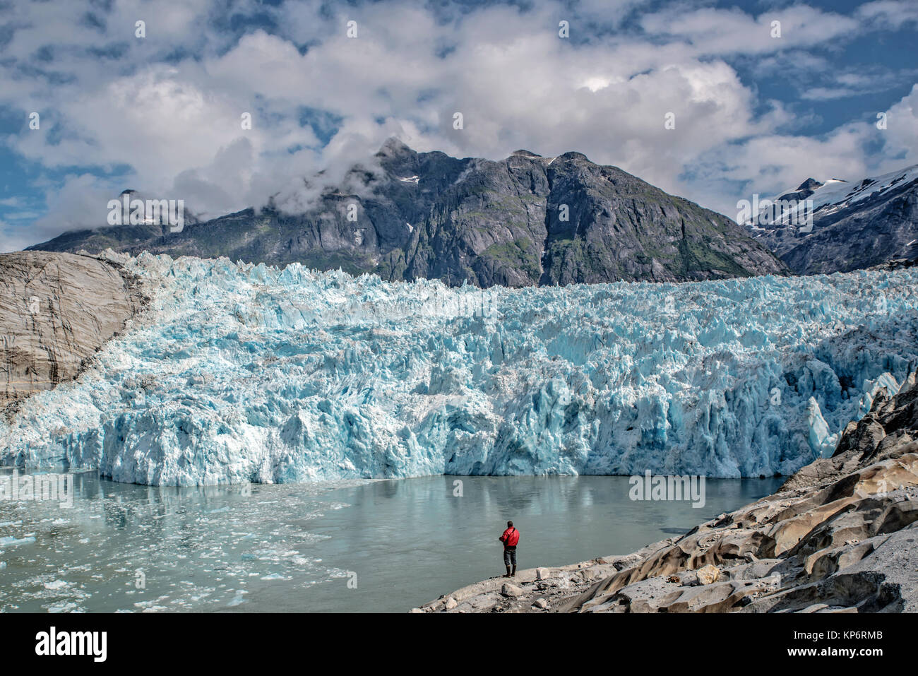 Un escursionista guarda le lecont ghiacciaio al Tongass National Forest Stikine-LeConte deserto 1 Settembre 2017 vicino a Hobart Bay, Alaska. (Foto di Carey caso tramite Planetpix) Foto Stock