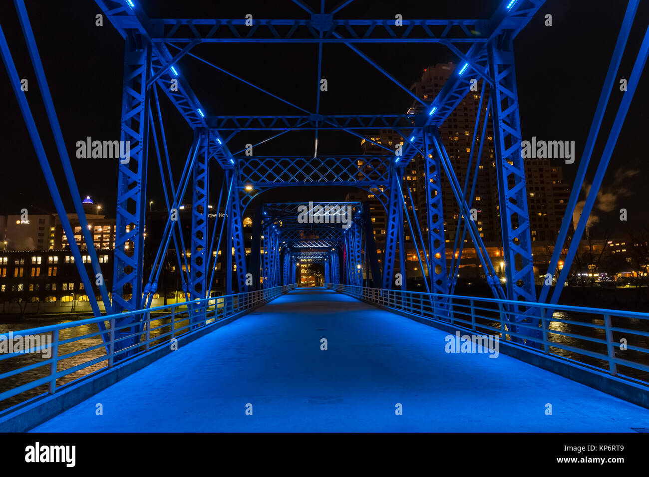 Notte sull'azzurro del ponte sul Grande Fiume in Grand Rapids, Michigan, Stati Uniti d'America Foto Stock