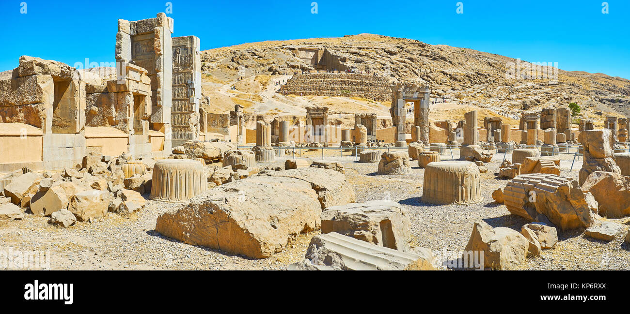 Panorama di centinaia di sala delle colonne con numerosi cancelli e rotture di colonne, Persepolis, Iran. Foto Stock