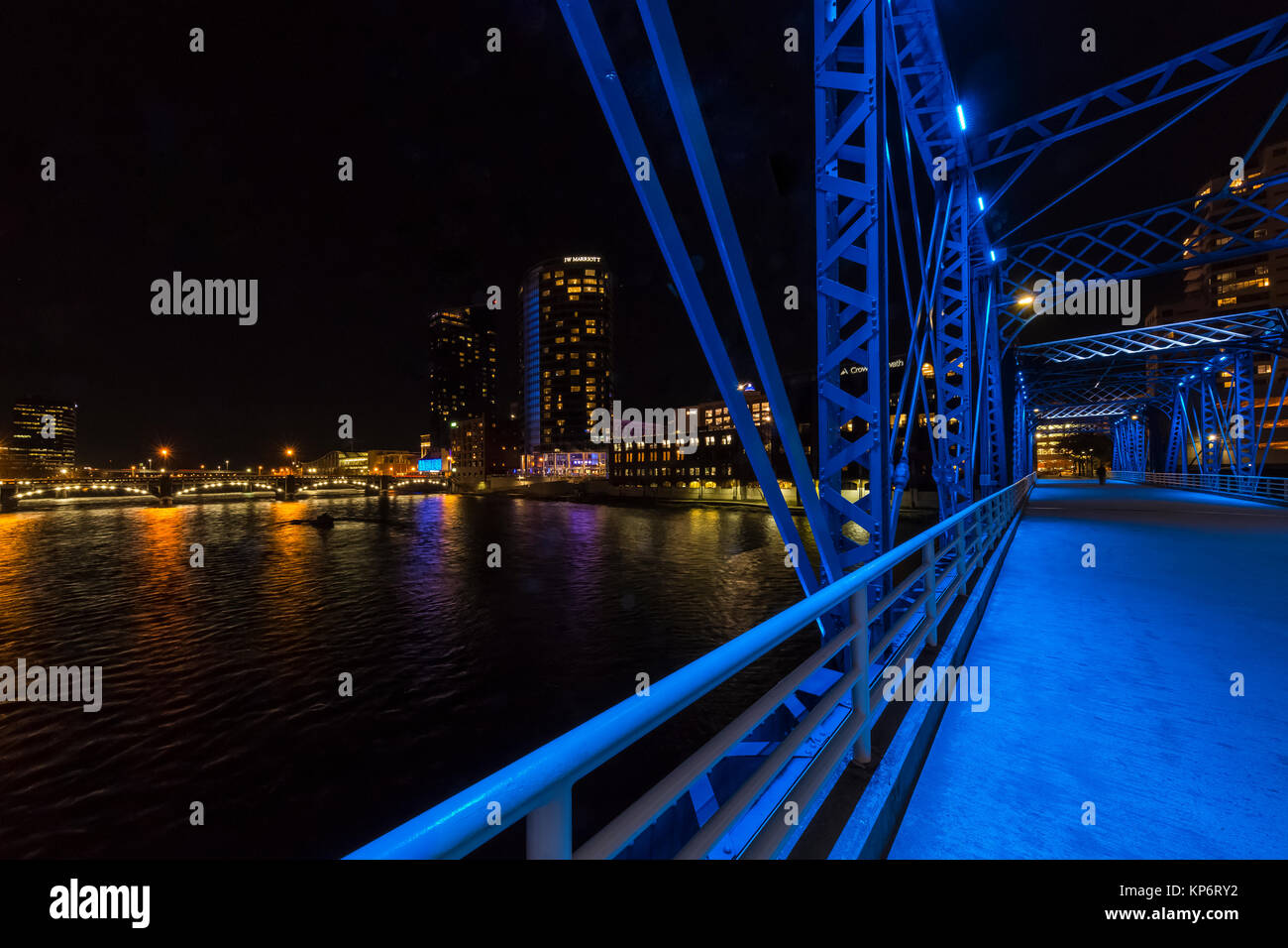 La notte sul ponte blu sopra il gran fiume, con il Pearl Street Bridge la distanza, in Grand Rapids, Michigan, Stati Uniti d'America Foto Stock