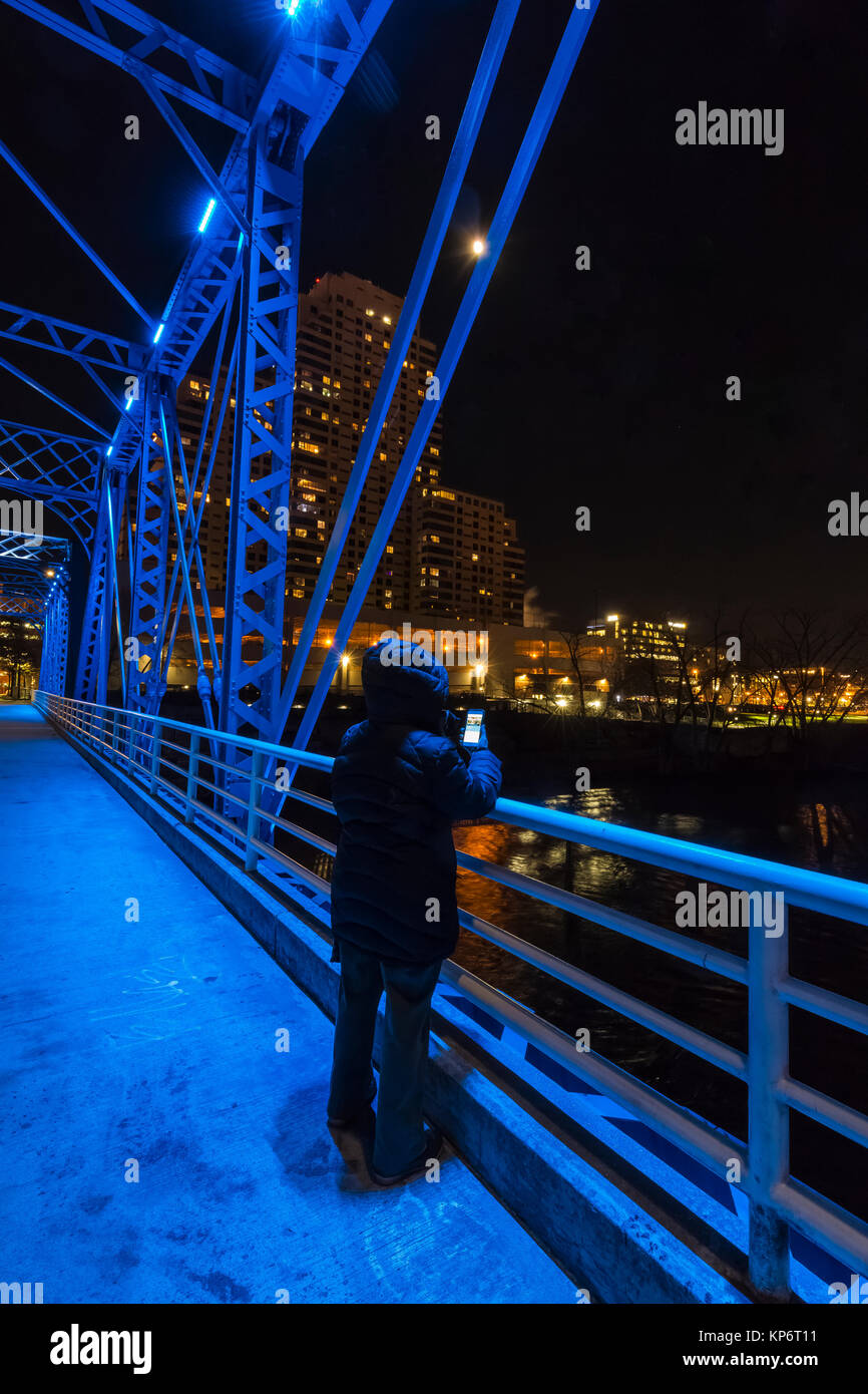 Notte sull'azzurro del ponte sul Grande Fiume in Grand Rapids, Michigan, Stati Uniti d'America Foto Stock
