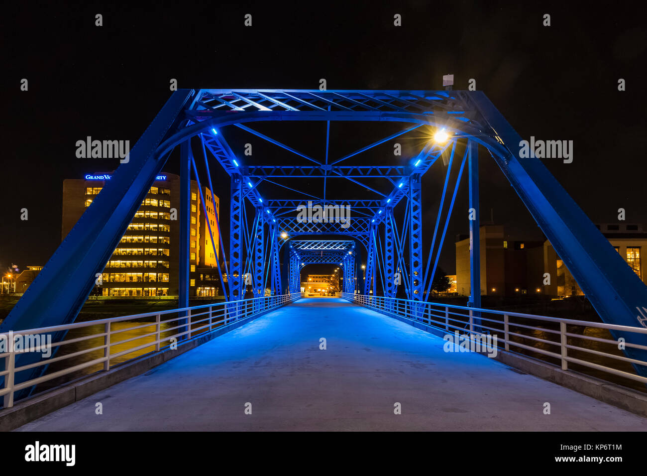 Notte sull'azzurro del ponte sul Grande Fiume in Grand Rapids, Michigan, Stati Uniti d'America Foto Stock