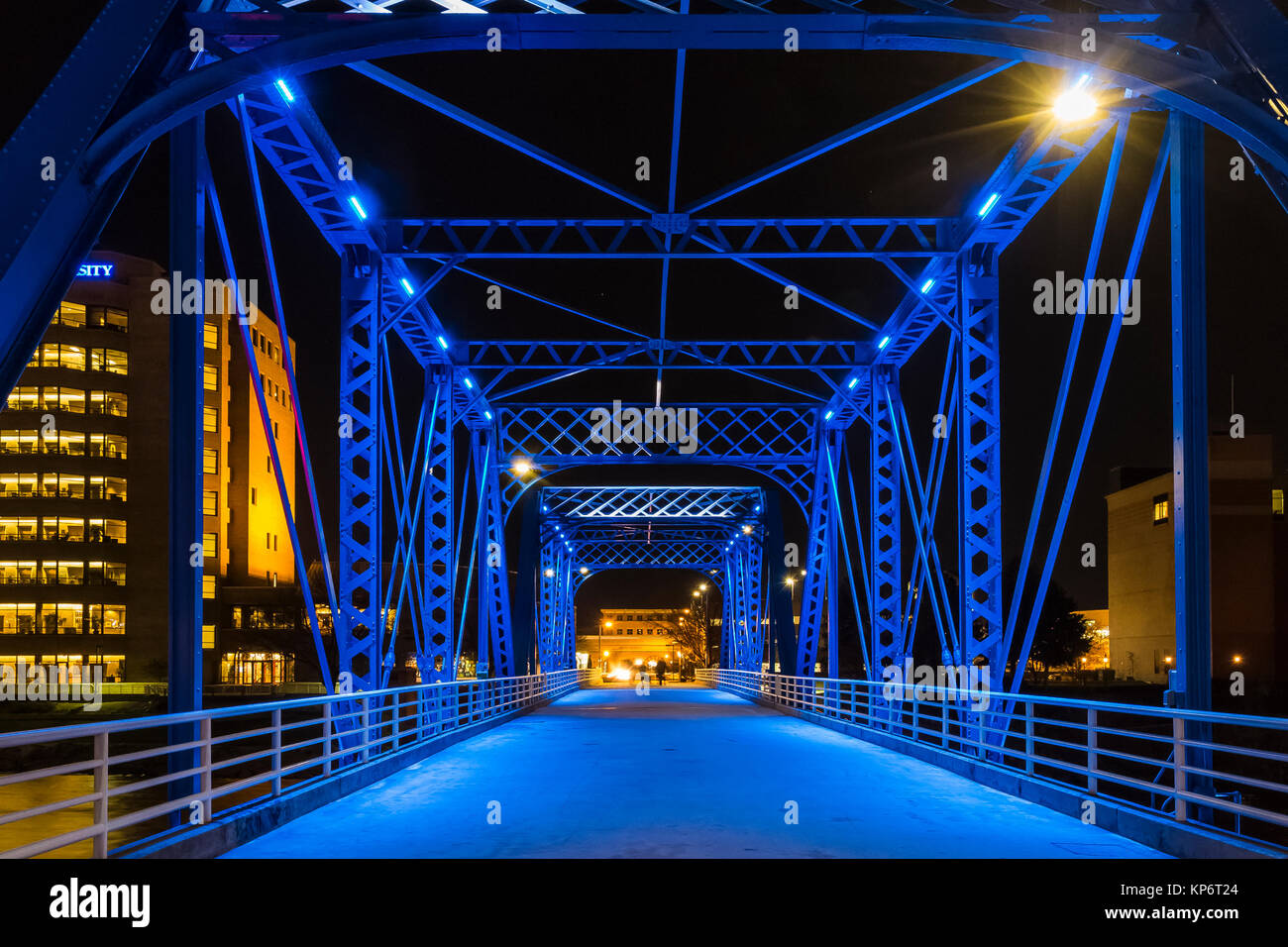 Notte sull'azzurro del ponte sul Grande Fiume in Grand Rapids, Michigan, Stati Uniti d'America Foto Stock