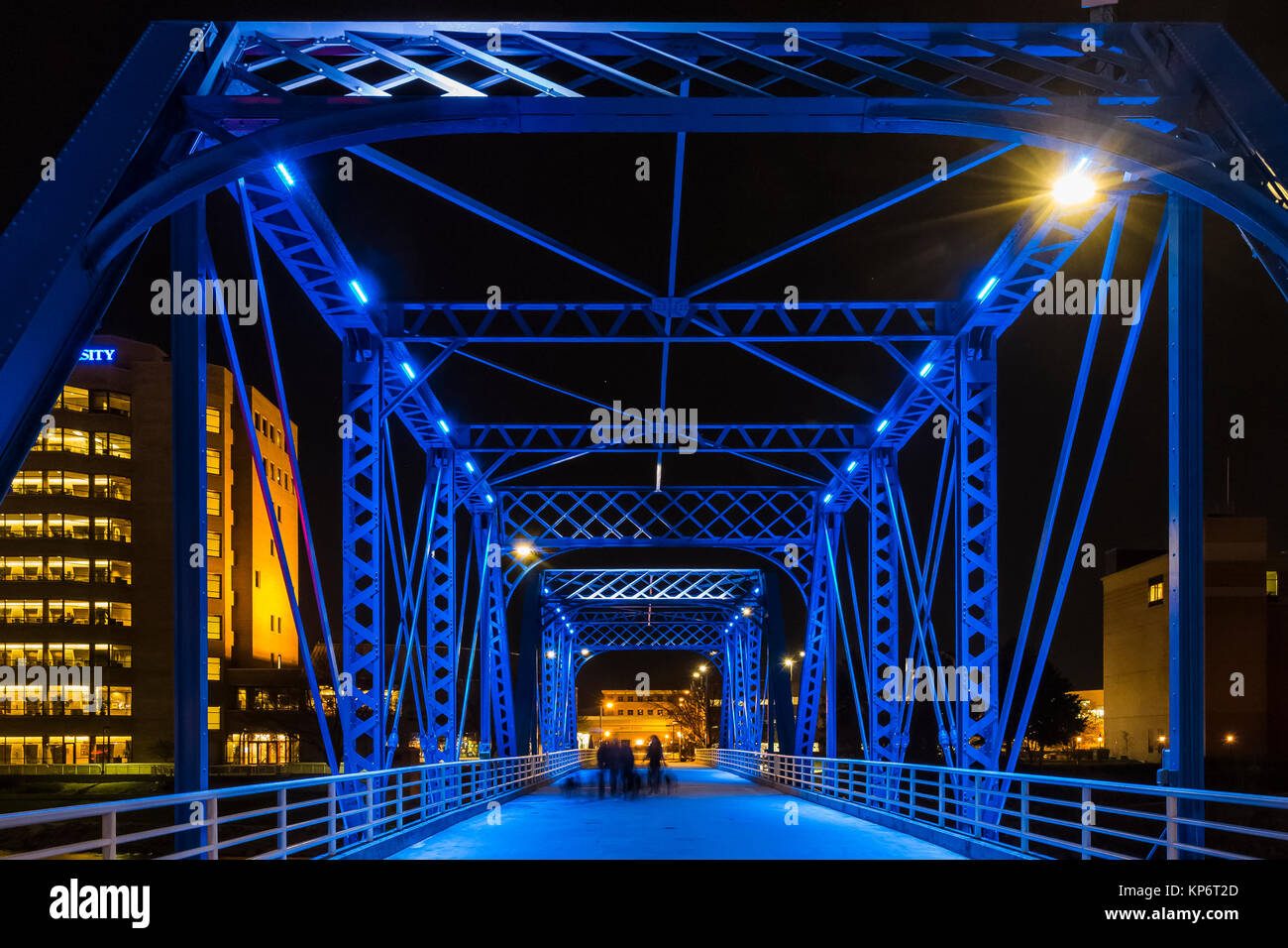 Gruppo cani a piedi di notte sul ponte blu sopra il gran fiume in Grand Rapids, Michigan, Stati Uniti d'America Foto Stock