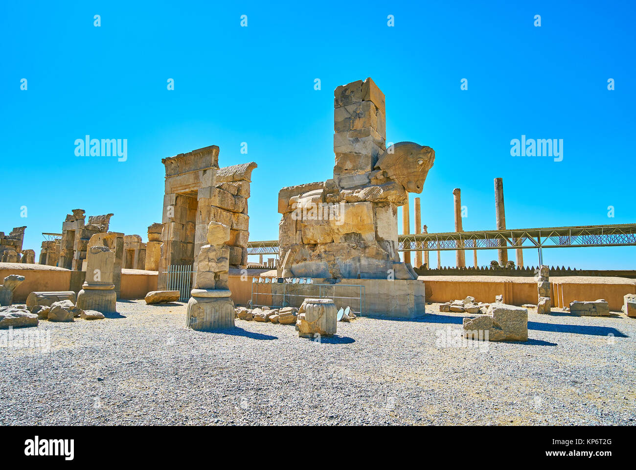 Le parti rovinate del centinaio di Sala delle Colonne con il gigante horso protome accanto alla porta, Persepolis sito archeologico, Iran. Foto Stock
