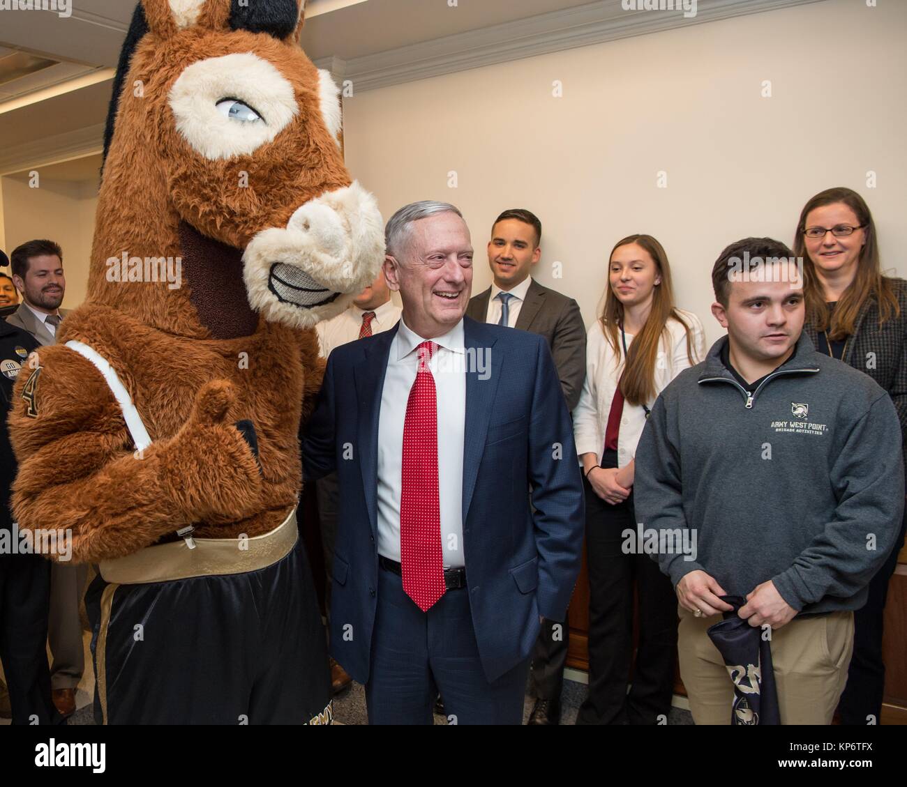 Stati Uniti Il Segretario della Difesa James Mattis cheers sull'U.S. Esercito Accademia Militare di West Point cavalieri neri squadra di calcio con il Black Jack mulo mascotte durante un pep rally al Pentagono Dicembre 8, 2017 a Washington, DC. (Foto di Jette Carr via Planetpix) Foto Stock
