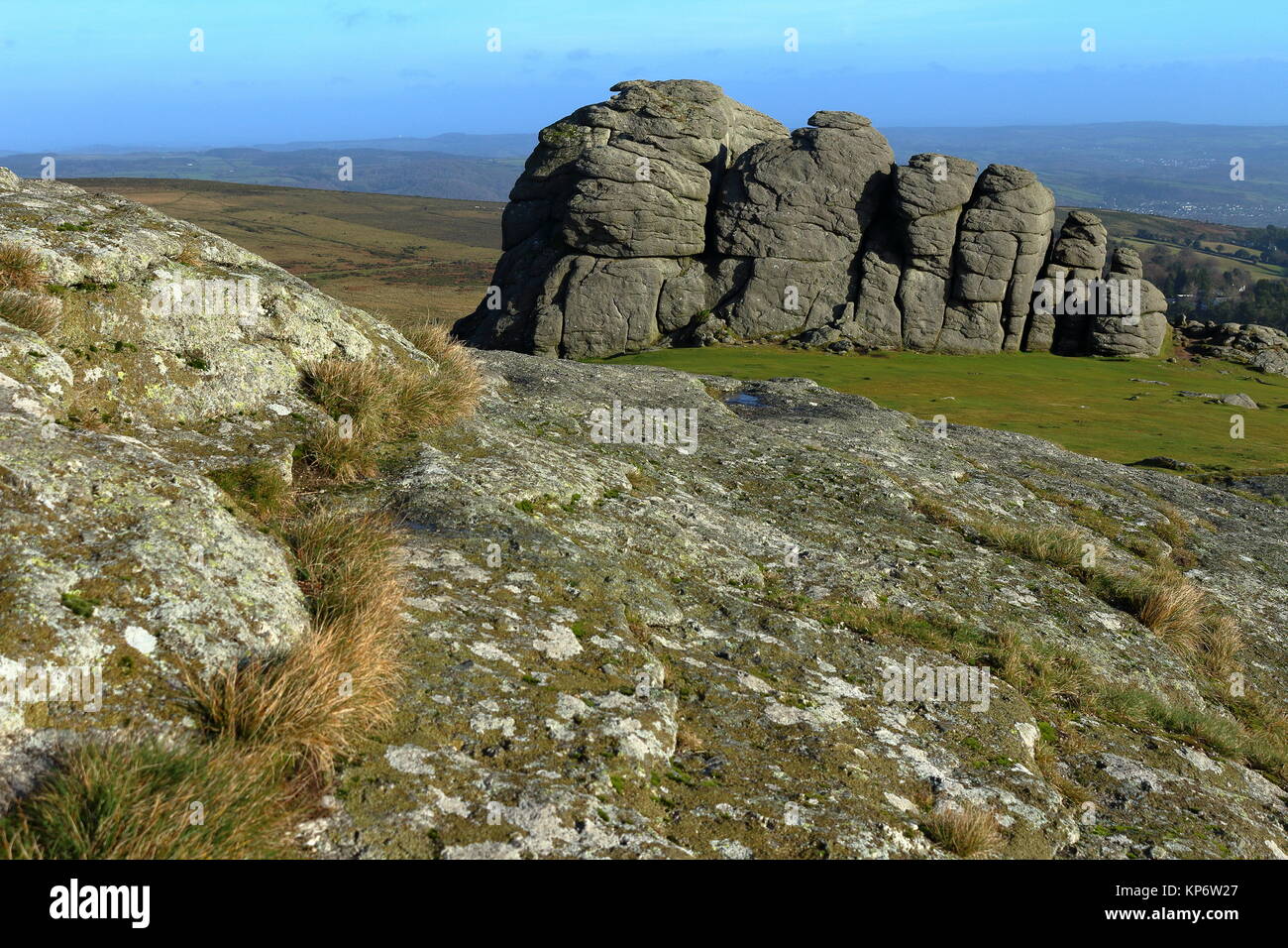 Guardando oltre il granito affioramento di Haytor verso la sua più grande sperone orientale. Parco Nazionale di Dartmoor, Devon, Regno Unito. Dic 2017. Foto Stock