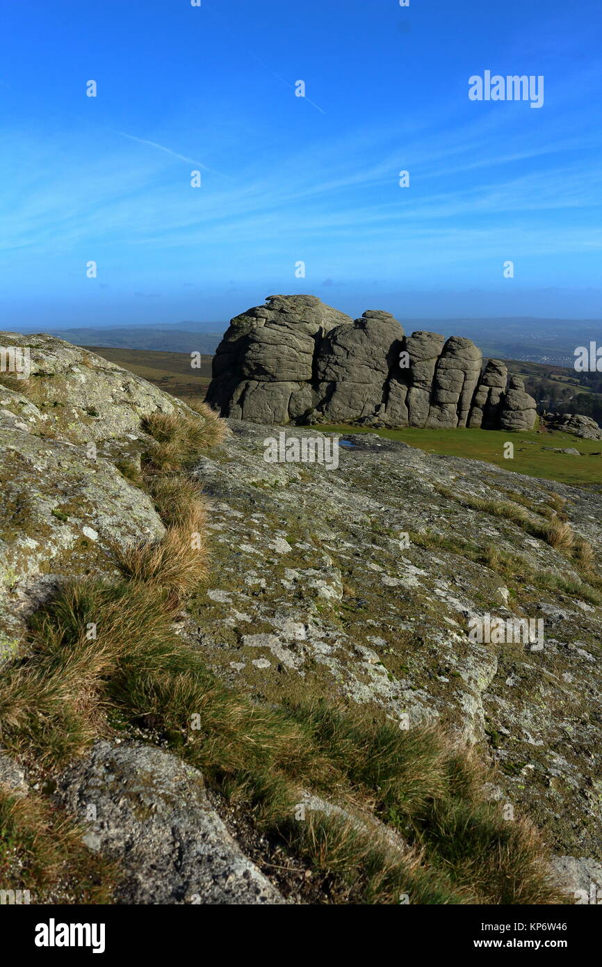 Guardando oltre il granito affioramento di Haytor verso la sua più grande sperone orientale. Parco Nazionale di Dartmoor, Devon, Regno Unito. Dic 2017. Foto Stock