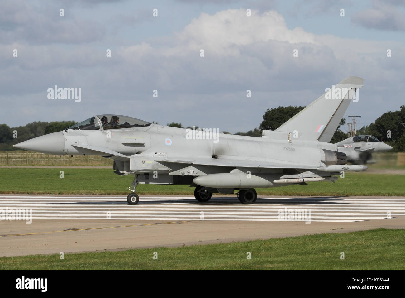 Camuffati RAF Typhoon FGR4 girando sulla pista di RAF Coningsby per la partenza. Foto Stock