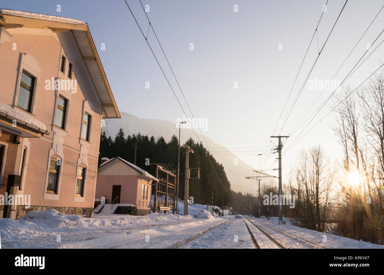 Tramonto al Langwies stazione nel Salzkammergut Patrimonio Culturale Regione in inverno, Austria Foto Stock