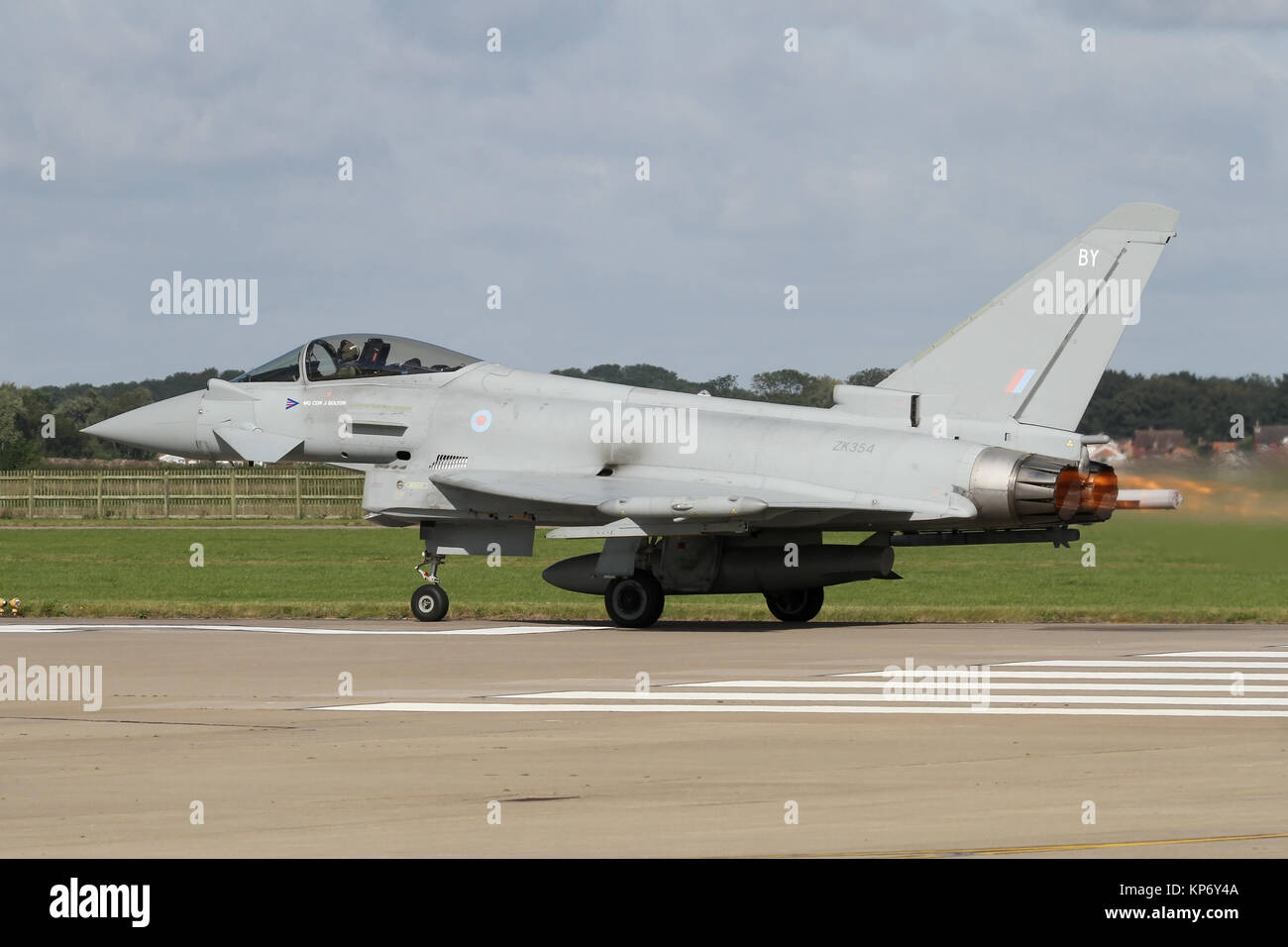 RAF Typhoon laminazione con afterburner selezionati sulla RAF Coningsby pista. Foto Stock