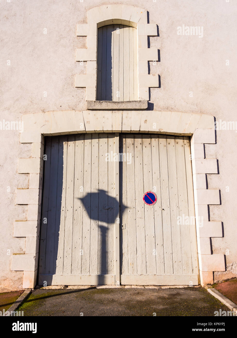 Ombra di lampione su porte di garage - Francia. Foto Stock