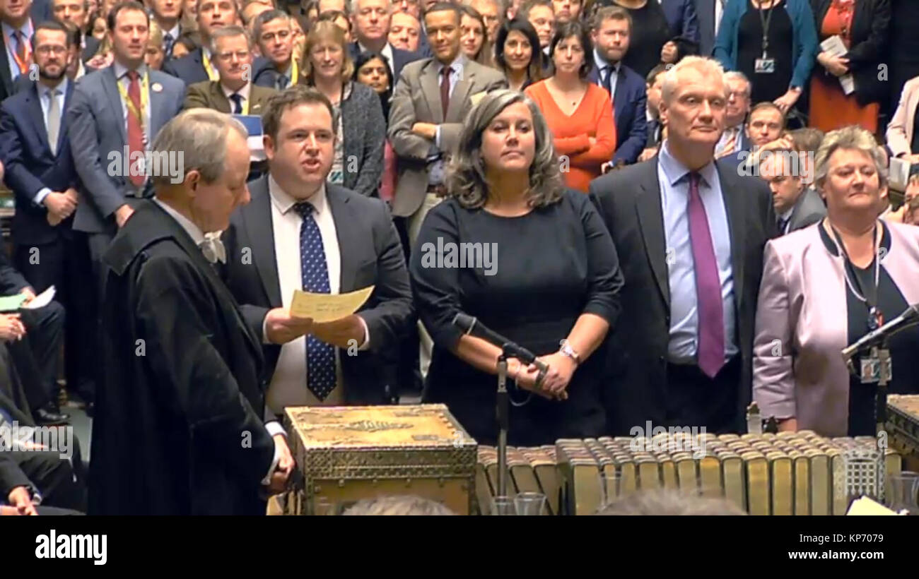 Gli MPS restituiscono il loro risultato alla Camera dei Comuni, Londra, dove il governo ha subito la sua prima sconfitta sul disegno di legge dell'Unione europea (ritiro) dopo che i deputati hanno sostenuto un emendamento dei ribelli Tory per un 'voto favorevole' su qualsiasi accordo Brexit da 309 voti a 305, la maggioranza quattro. Foto Stock