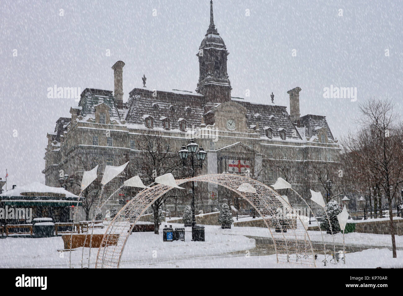 Montreal, Canada, 13 Dicembre,2017.City Hall in Old Montreal durante una tempesta di neve.Credit:Mario Beauregard/Alamt Live News Foto Stock