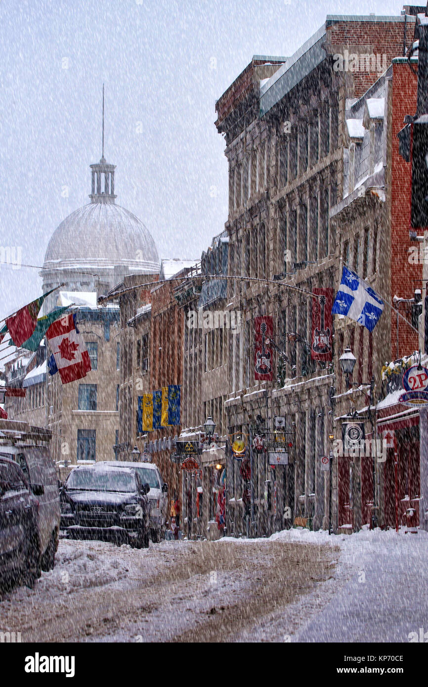 Montreal, Canada, 13 Dicembre,2017. St-Paul street nella parte vecchia di Montreal durante una tempesta di neve.Credit:Mario Beauregard/Alamt Live News Foto Stock