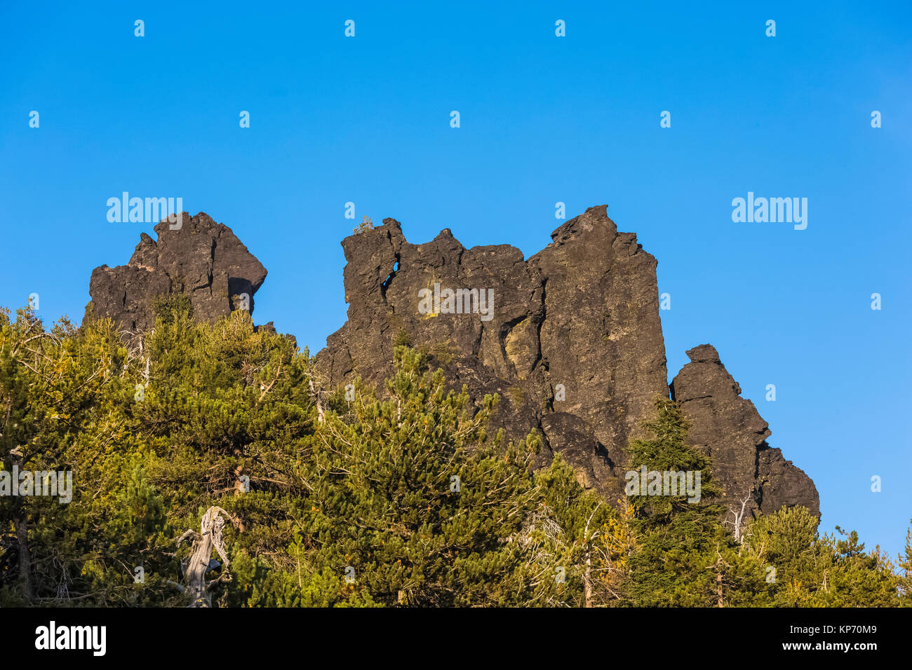 Affioramenti vulcanici su Paulina picco in Newberry nazionale monumento vulcanico, central Oregon, Stati Uniti d'America Foto Stock