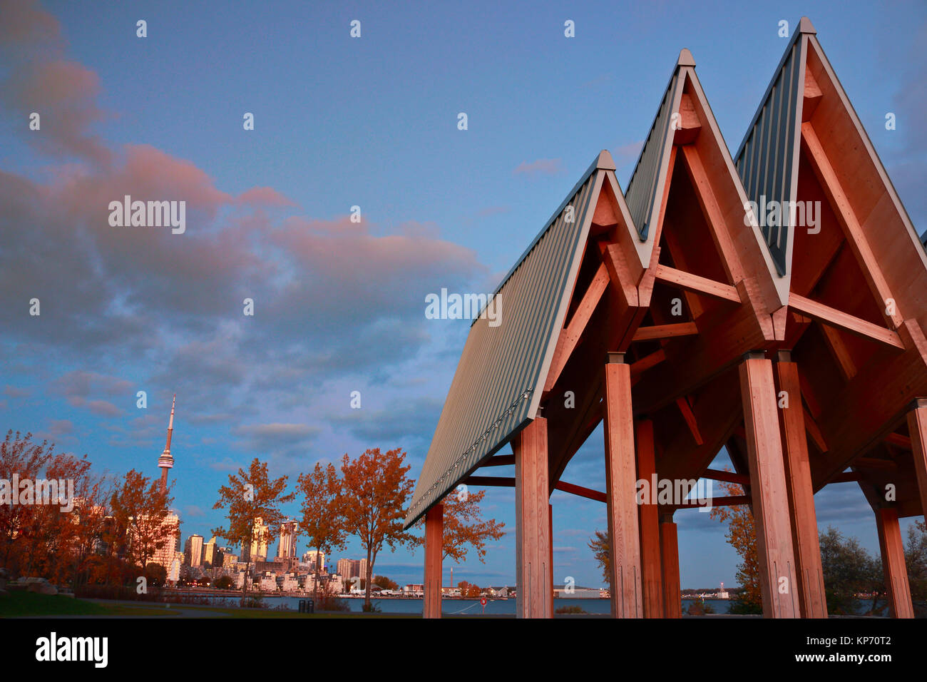 Toronto Trillium Park sul sentiero lungomare sotto le nuvole al tramonto, skyline del centro di edifici monumentali in background al crepuscolo Foto Stock
