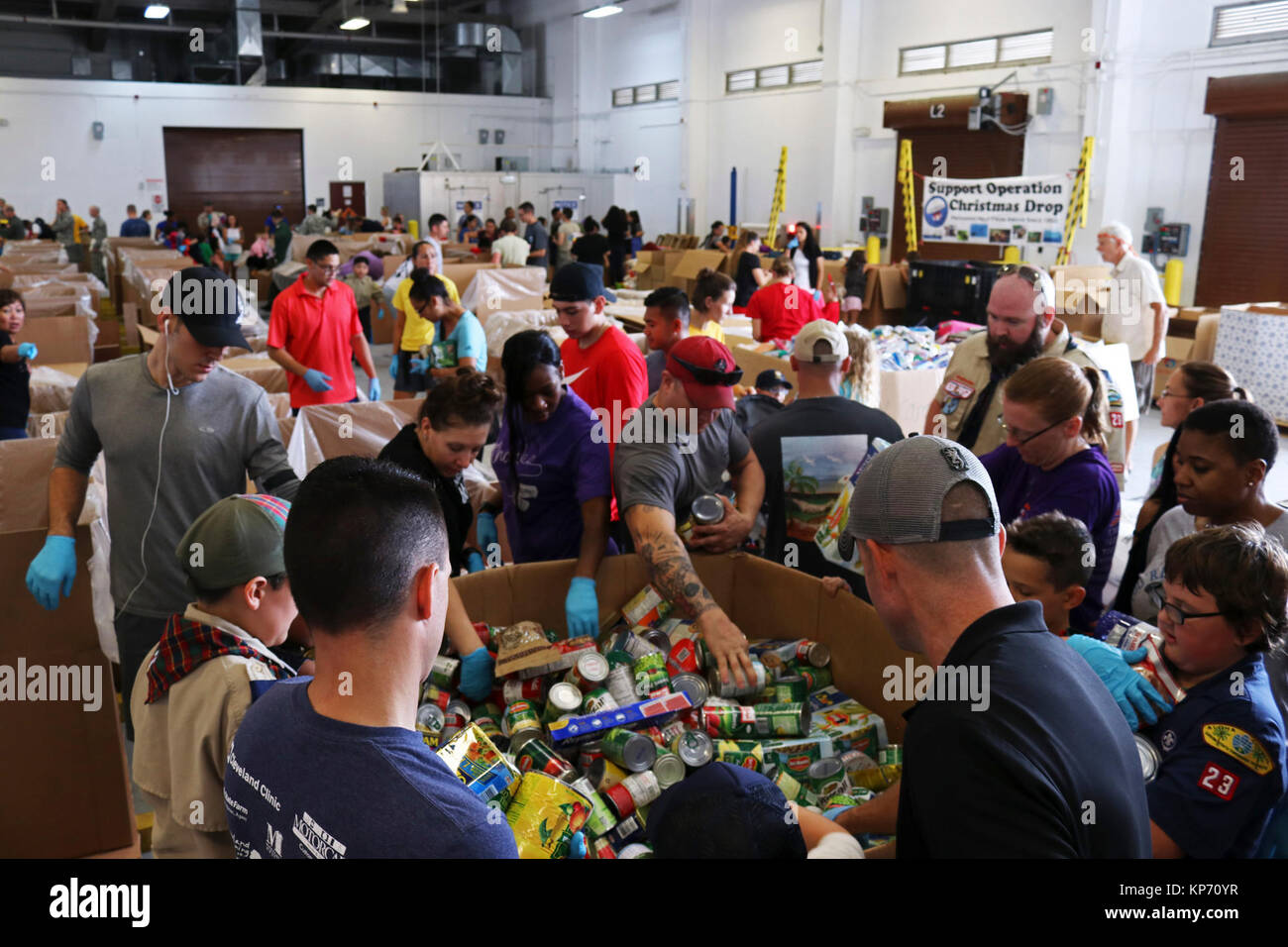 Il personale grab conserve di merci per collocare in fasci durante il funzionamento 66Natale bundle di caduta di costruire presso Andersen Air Force Base, Guam, Dicembre 9, 2017. Nel corso di dodici giorni, membri di OCD forniti materiali di consumo critico di 56 isole della Micronesia, urtando circa 20.000 persone e copre 1,8 milioni di mq miglia nautiche di area operativa. (U.S. Air Force Foto Stock