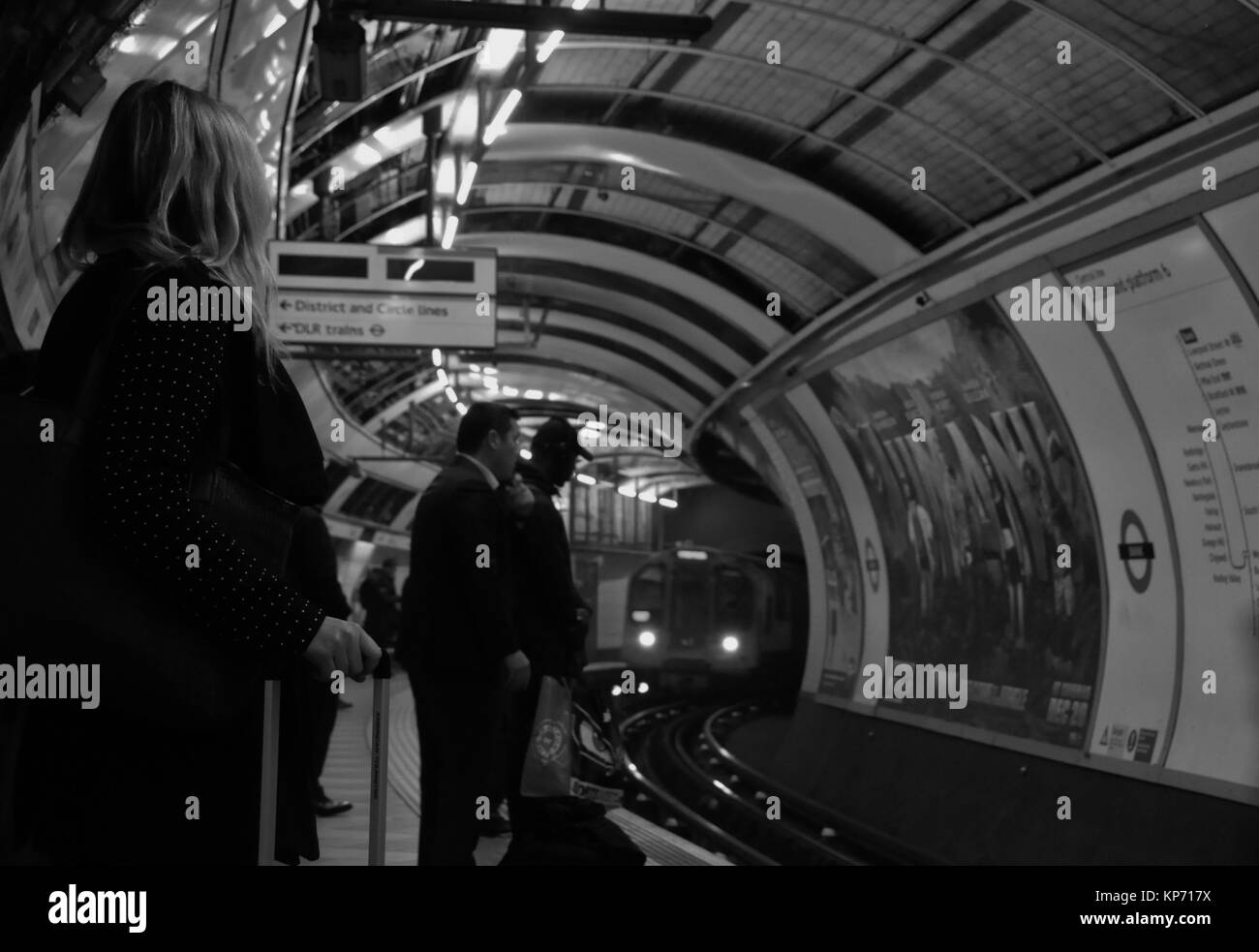 Le immagini in bianco e nero dei passeggeri alla stazione della metropolitana di Bank di Londra, Regno Unito Foto Stock
