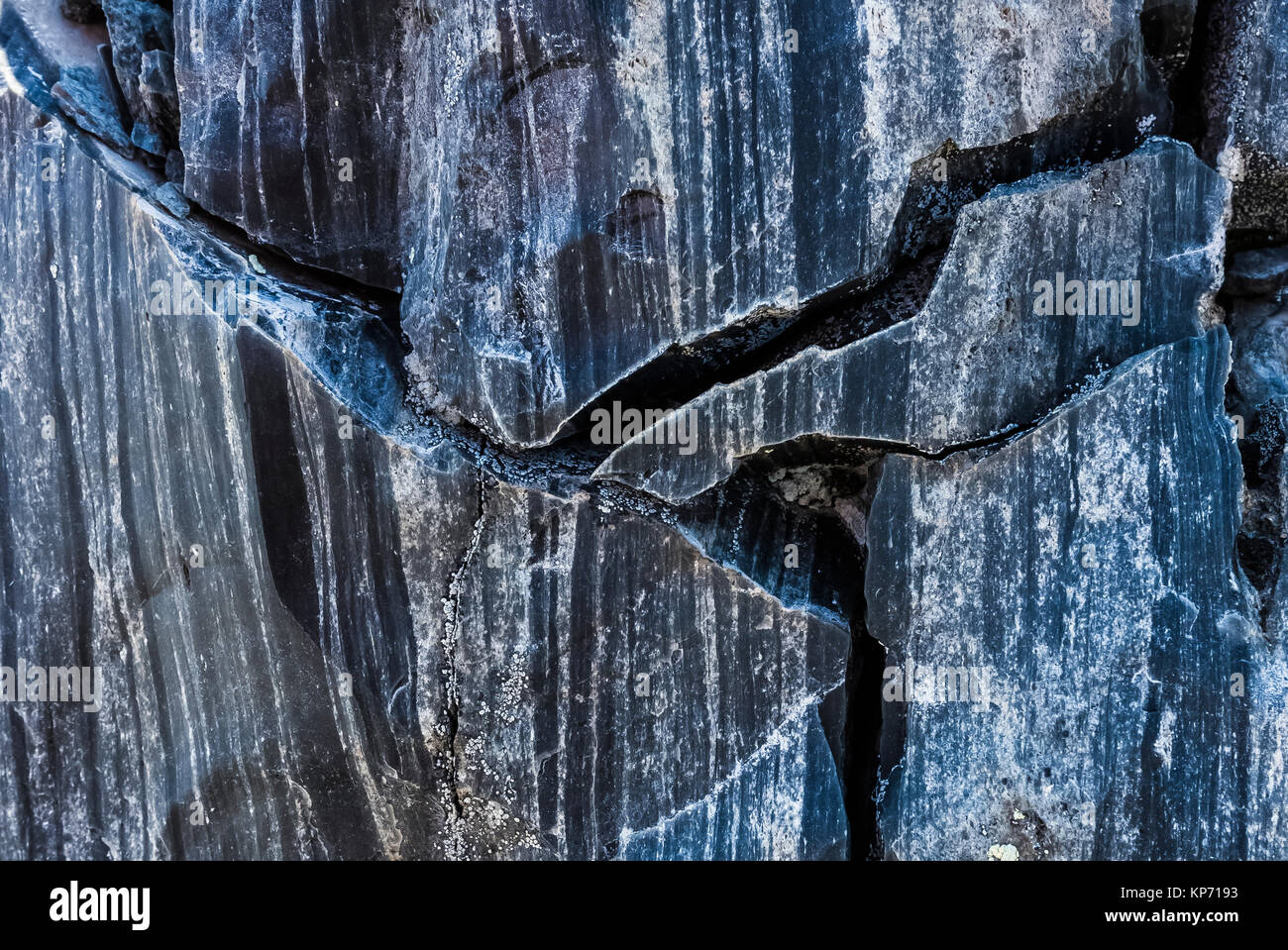 Close-up di ossidiana, con la sua combinazione di colore scuro e riflessi vetrosi del cielo blu, lungo il grande flusso di ossidiana Trail in Newberry Nationa Foto Stock