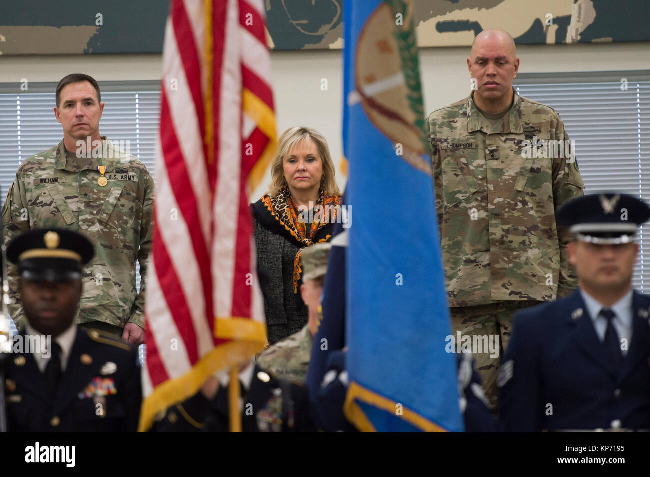 Interim aiutante generale, Briga. Gen. Louis Wilham, Governatore Maria Fallin e l'aiutante generale, il Mag. Gen. Michael Thompson stand come il colore Guard i membri dell'esercito in Oklahoma e Air National Guard per recuperare i colori al momento della chiusura del aiutante generale cambiamento della cerimonia di comando. La cerimonia si è svolta presso il Normanno Forze Armate Centro di riserva in Norman, Oklahoma, il 9 dicembre 2017. Fallin nominato Thompson come aiutante generale per Oklahoma efficace Novembre 15, 2017. (U.S. Air National Guard Foto Stock