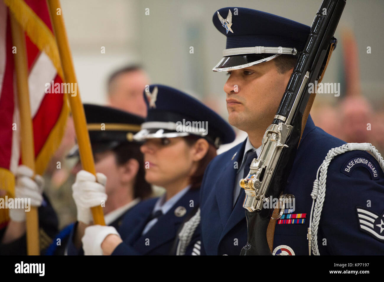 Color guard i membri dell'esercito in Oklahoma e Air National Guard per rimuovere i colori durante un aiutante generale modifica del comando cerimonia di Norman Forze Armate Centro di riserva in Norman, Okla., il 9 dicembre 2017. Durante la cerimonia, Oklahoma governatore Maria Fallin nominato Oklahoma Aiutante Generale Il Mag. Gen. Michael Thompson per assumere il comando di Oklahoma Guardia Nazionale da Interim aiutante generale Brig. Gen. Louis Wilham. (U.S. Air National Guard Foto Stock