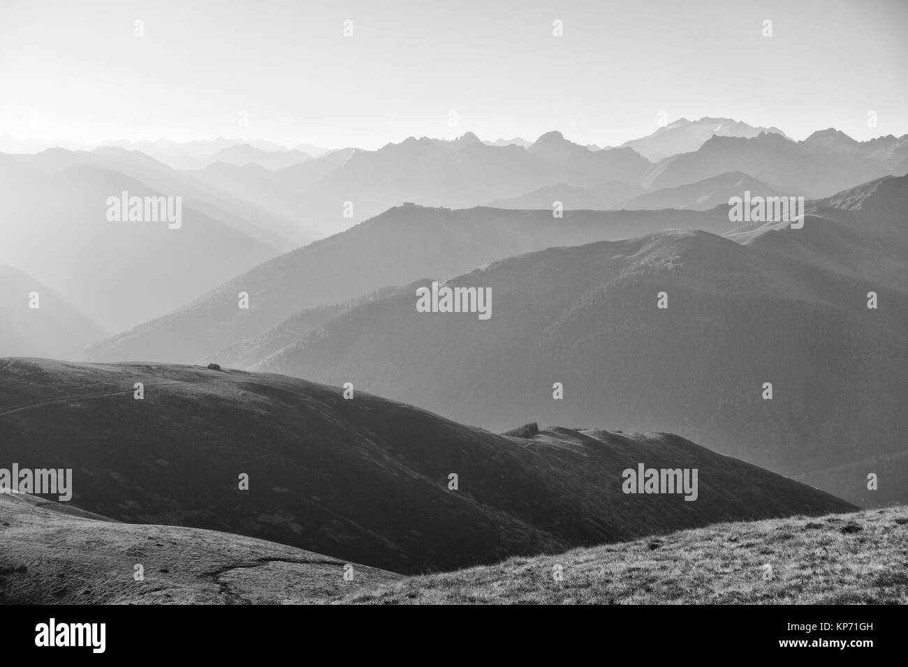 Sunrise raggi in una valle nei Pirenei mountain range Foto Stock