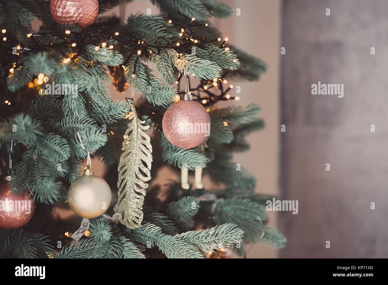 Natale soggiorno con albero di Natale e regali sotto di esso Foto Stock