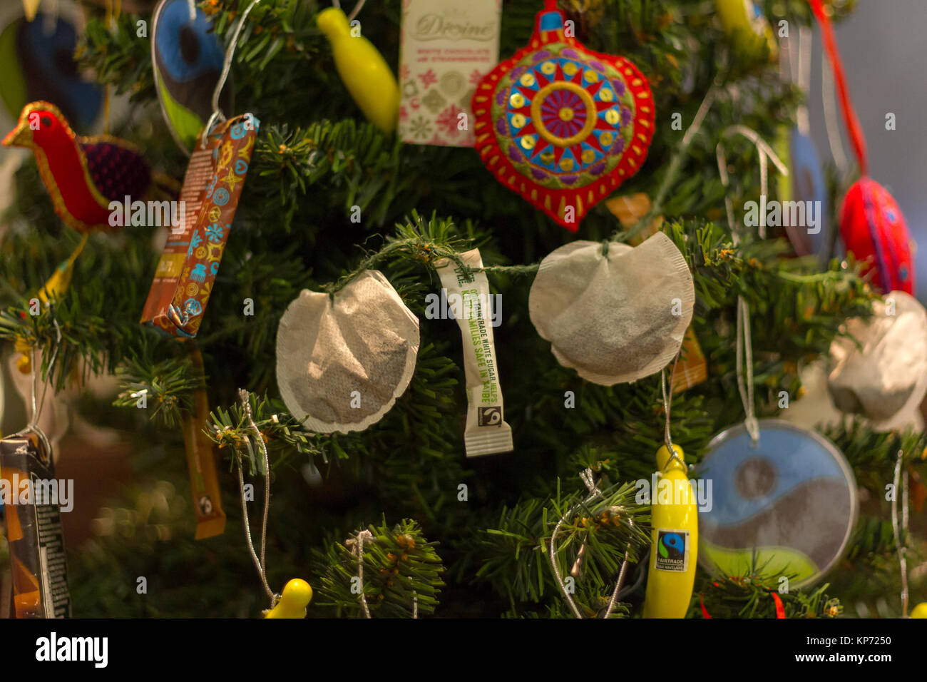 Fair-Trade decorazioni a tema su di un albero di Natale. Sul display a Totnes Chiesa Metodista, Totnes, Devon, Regno Unito Foto Stock