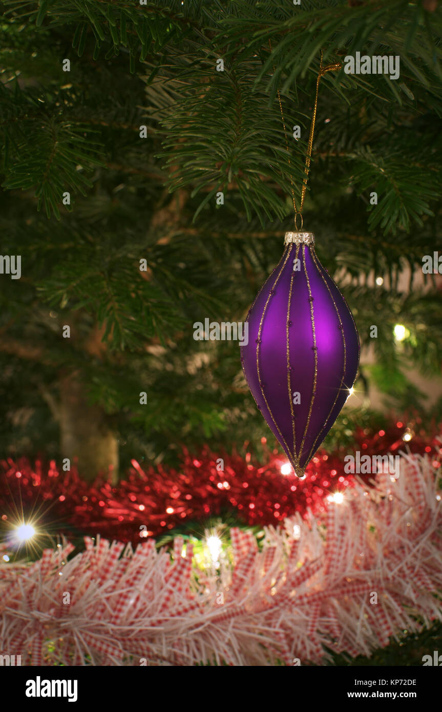 Un primo piano di un ornamento viola appeso a un albero di Natale Foto Stock