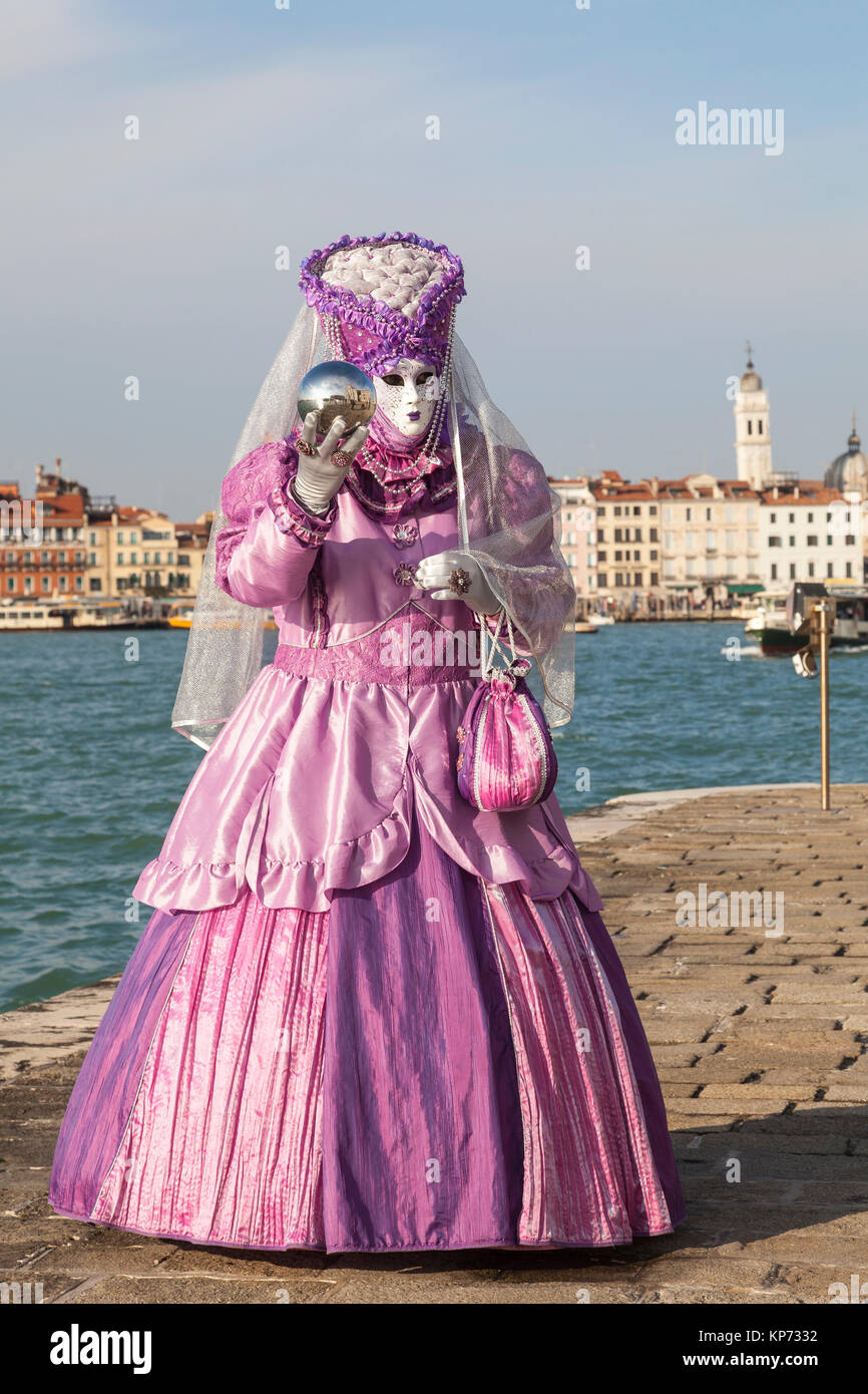 Venezia Festival 2017, Veneto Italia donna con sfera di metallo con la riflessione della Chiesa di San Giorgio Maggiore nella parte anteriore della laguna Foto Stock