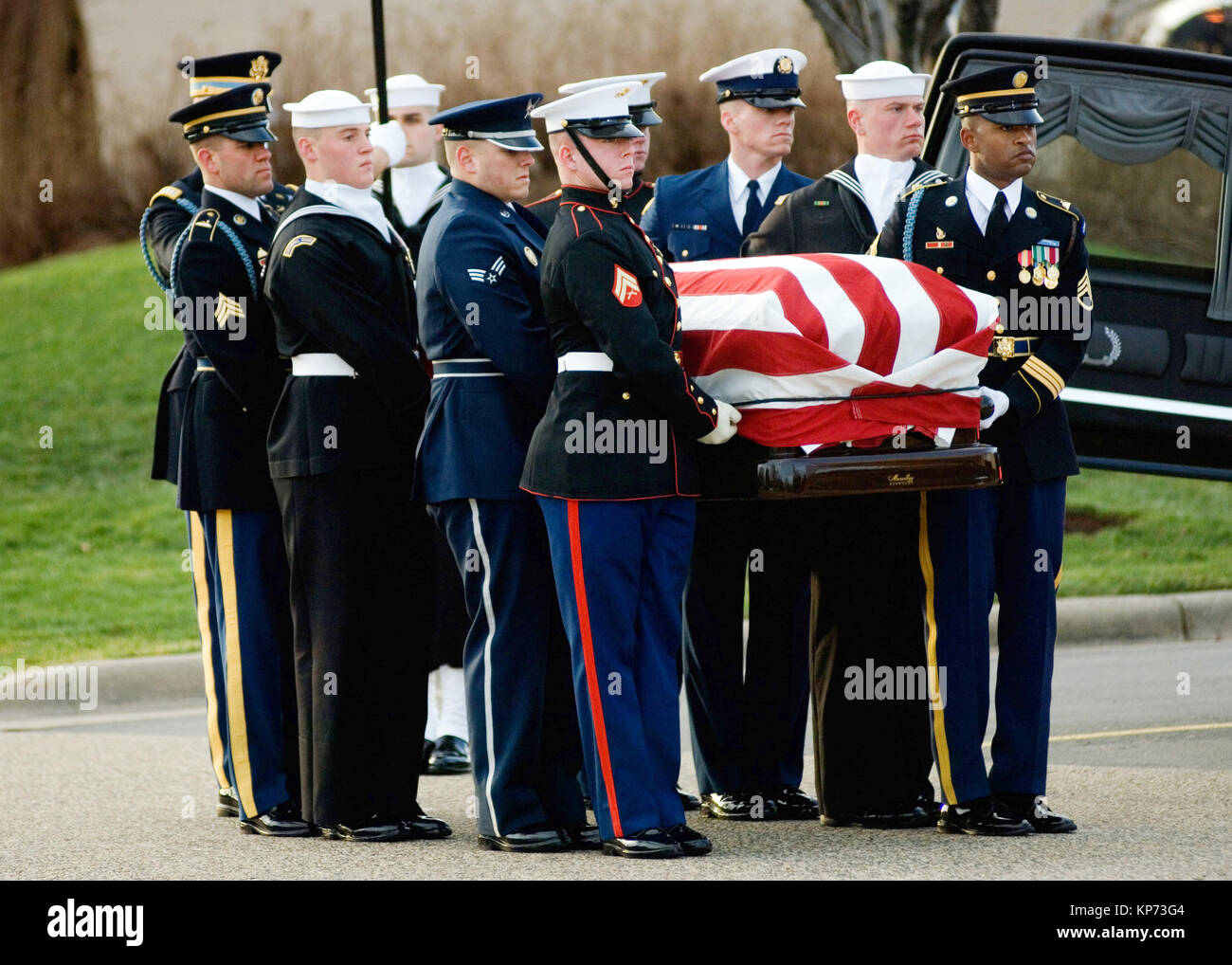 Il giunto per il Dipartimento della Difesa la Guardia d'onore porta Ex Presidente Gerald Ford nel Gerald Ford museo presidenziale durante il suo servizio funebre. Foto Stock