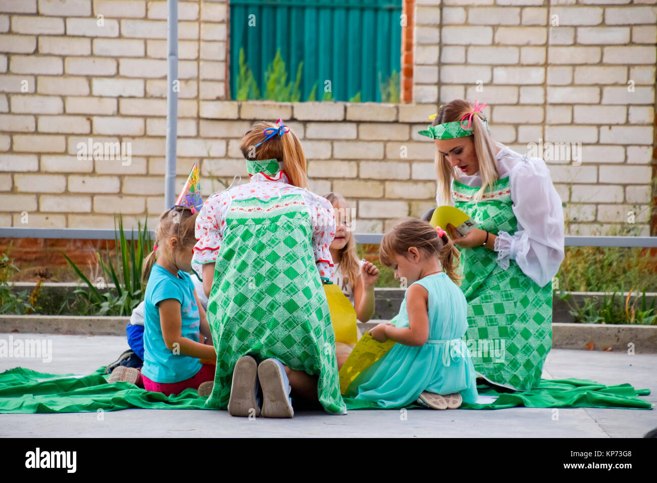 Tempo libero di bambini in età prescolare. Animatori ad una festa per i bambini. Agire e lo sviluppo di giochi per i bambini Foto Stock