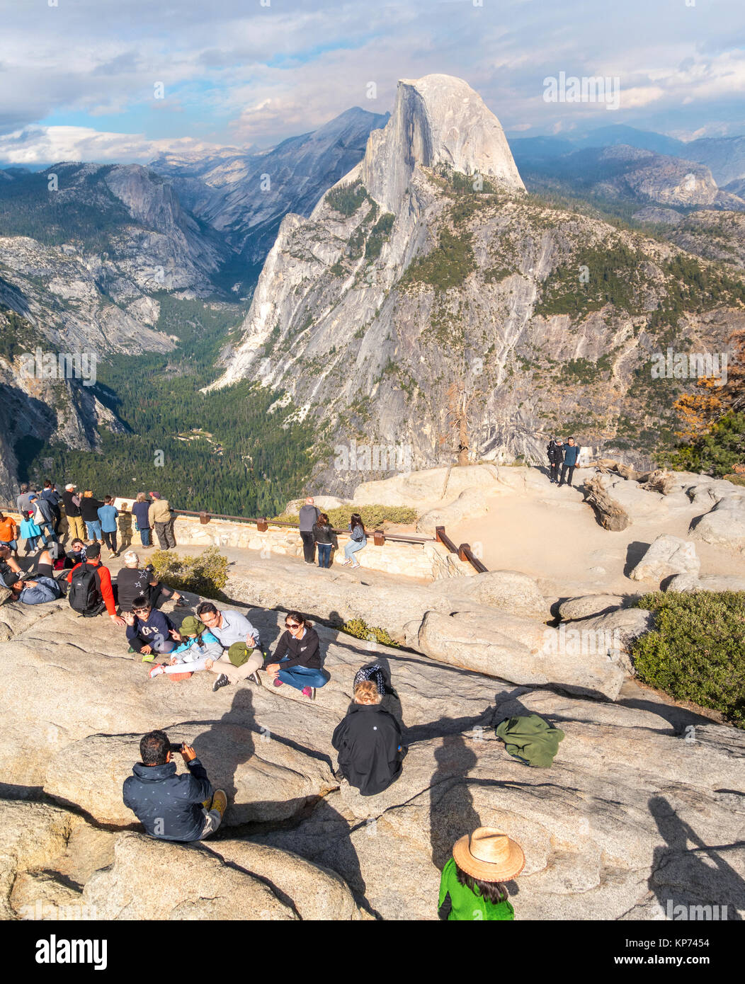 Mezza Cupola Yosemite vista dal punto ghiacciaio si affacciano con persone di famiglia di scattare le foto. Parco Nazionale di Yosemite in California USA Foto Stock