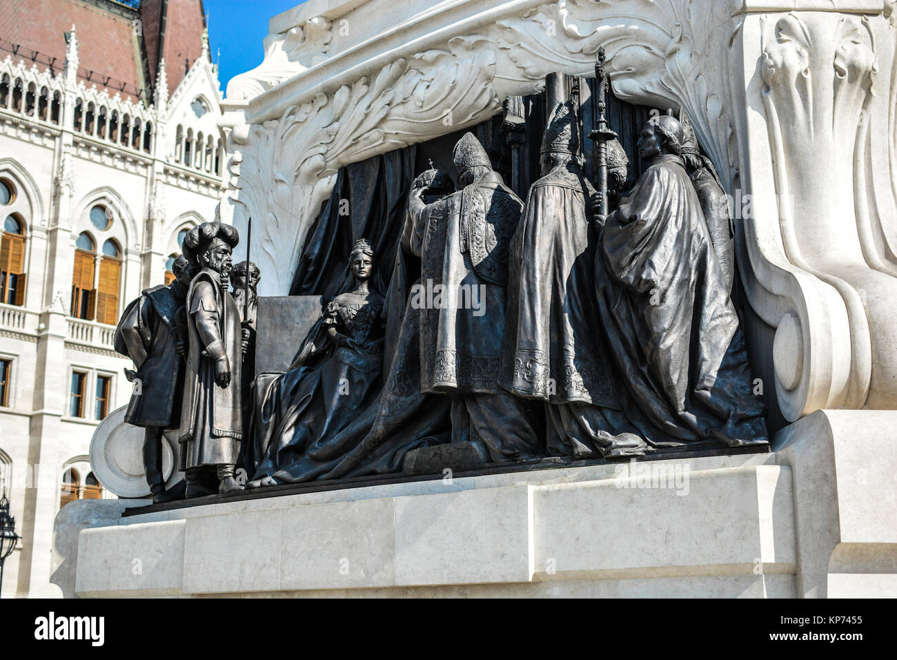 In prossimità di un lato della statua equestre in bronzo del conte Gyula Andrássy in piazza del Parlamento, Budapest Ungheria Foto Stock