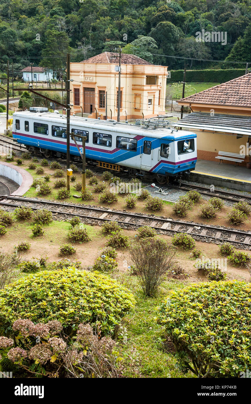 Treni passeggeri a Eugenio Lefevre stazione ferroviaria, Santo Antonio do Pinhal, stato di Sao Paulo, Brasile. Foto Stock