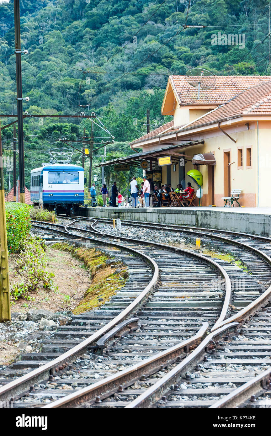 Treni passeggeri a Eugenio Lefevre stazione ferroviaria, Santo Antonio do Pinhal, stato di Sao Paulo, Brasile. Foto Stock
