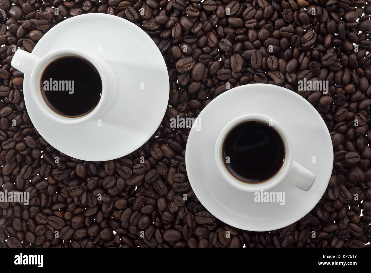 Tazze da caffè e i piattini con fagioli Foto Stock